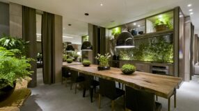 10 Modelos de Cristaleira de Madeira que São Clássicas na Decoração 10 Cristaleira de madeira destacando a decoração do ambiente.