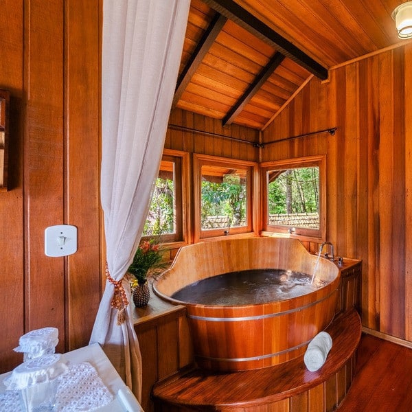 10 Ideias de Ofurô de Madeira para Relaxar com Estilo 7 Ofurô de madeira pode ser instalado em sacadas.