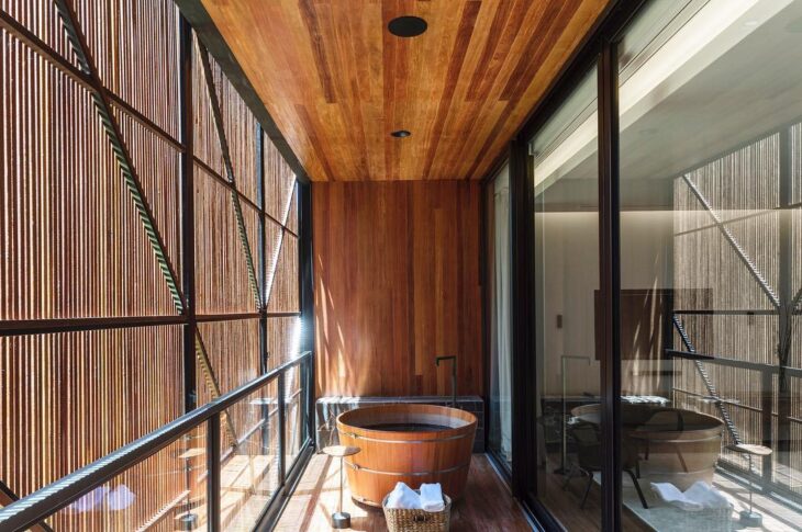 10 Ideias de Ofurô de Madeira para Relaxar com Estilo 9 Perfeito para decorar o banheiro com charme.