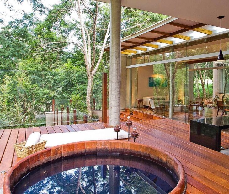 10 Ideias de Ofurô de Madeira para Relaxar com Estilo 1 Modelos embutidos oferecem uma estética sofisticada.