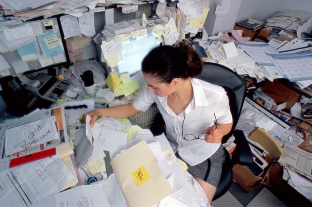 Imagem de uma arquiteta trabalhando em um escritório organizado.