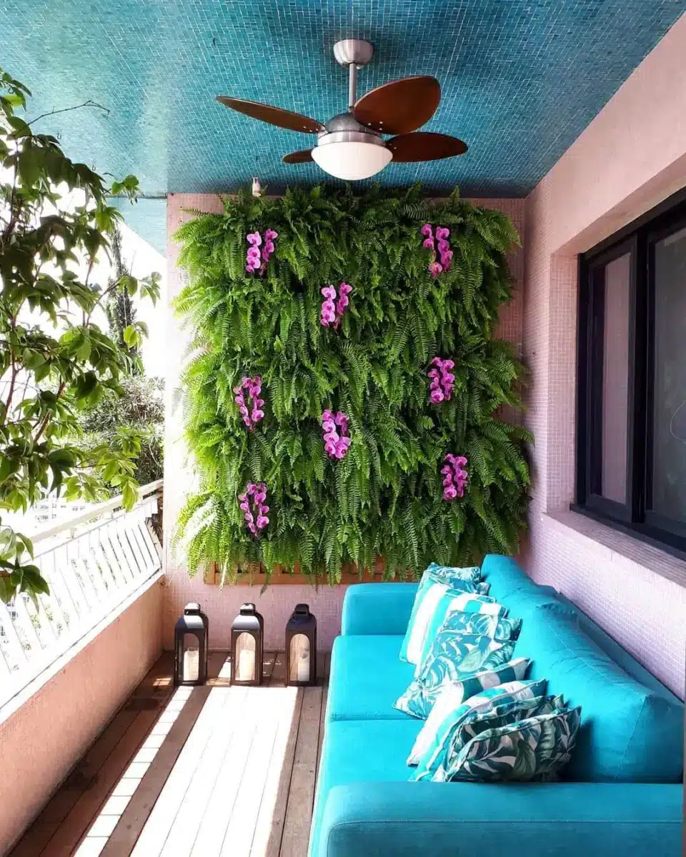 Paredes Verdes: A Solução Perfeita para Ambientes Internos 5 Parede verde em uma sacada de apartamento, trazendo verde para o espaço.