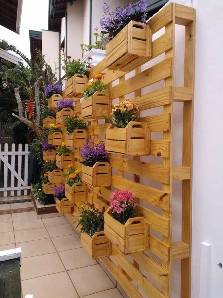 Paredes Verdes: A Solução Perfeita para Ambientes Internos 9 Parede verde de pallet e caixas de madeira, aproveitando materiais reutilizados.