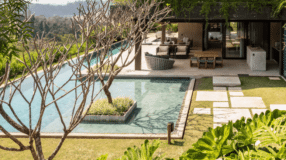 10 Dicas e Ideias Para Piscinas com Deck 9 Piscina branca, projetada para um espaço externo magnifico .