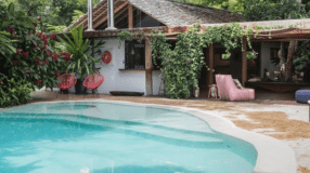 10 Dicas e Ideias Para Piscinas com Deck 7 Piscina com prainha, ideal para relaxar ao sol .