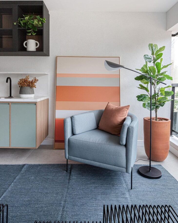 10 Modelos de Poltrona Azul para Ampliar o Conforto na Decoração 5 Foto de poltrona azul 1 - Uma poltrona azul simples.