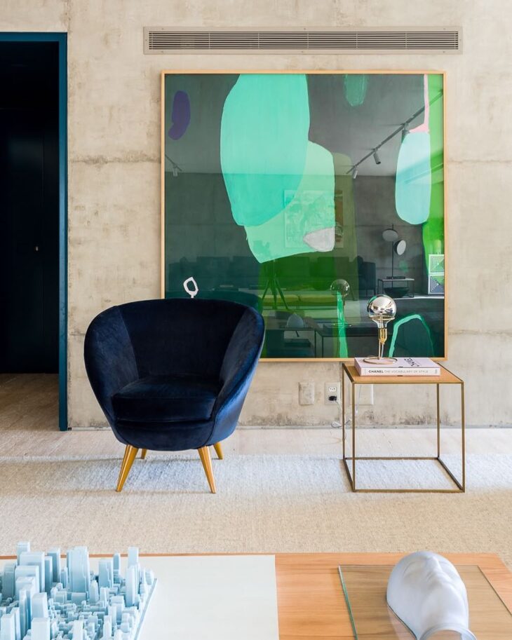 10 Modelos de Poltrona Azul para Ampliar o Conforto na Decoração 10 Foto de poltrona azul 4 - Um móvel de destaque para a decoração.