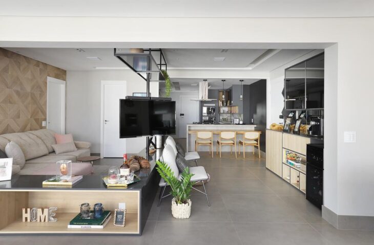 Imagem de uma sala com porcelanato acetinado claro.