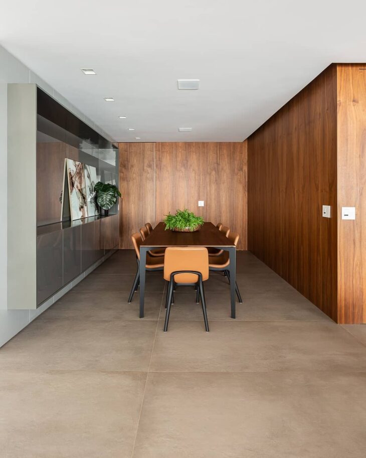 Porcelanato bege em ambiente amplo