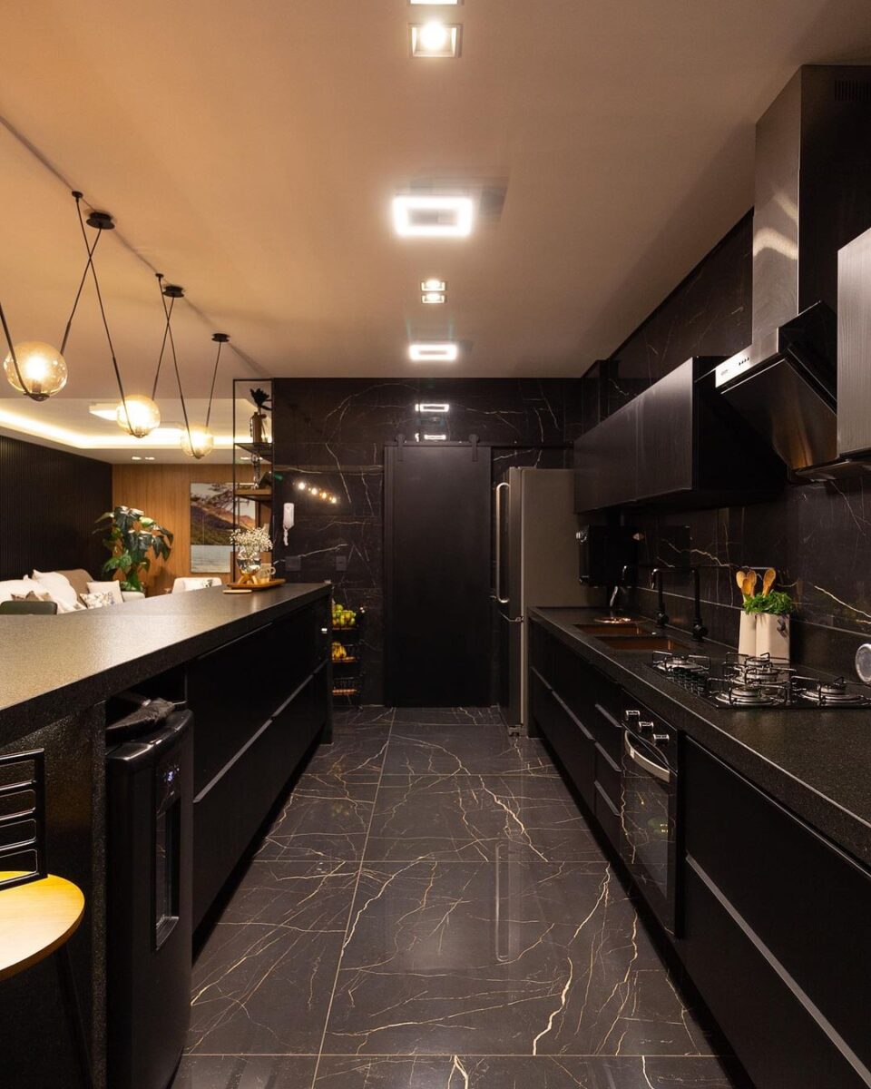 Porcelanato Marmorizado: Elegância na Decoração 2 Porcelanato escuro é indicado para cozinhas.