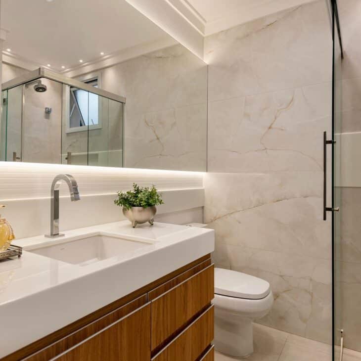 Porcelanato Marmorizado: Elegância na Decoração 5 Porcelanato marmorizado deixa banheiro mais bonito.