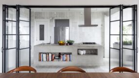 Esquadrias: Como Escolher e 6 Ideias que Vão Transformar Sua Casa 5 Foto de porta camarão de vidro