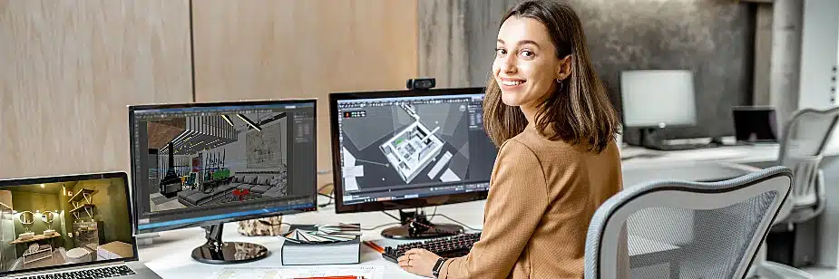 Designer trabalhando em estação com monitores exibindo projetos de interiores em 3D