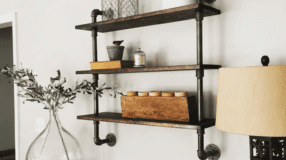 10 Ideias para Decorar uma Sala Estilo Industrial 5 Imagem de uma prateleira feita com canos PVC para decoração industrial.