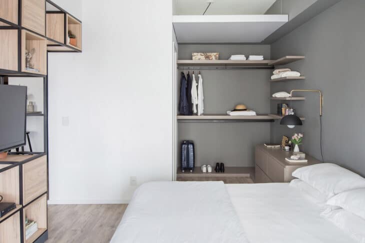 Quarto com closet: 10 modelos que aliam praticidade e requinte 5 Imagem de um quarto com closet 2