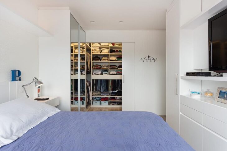 Quarto com closet: 10 modelos que aliam praticidade e requinte 7 Imagem de um quarto com closet 3