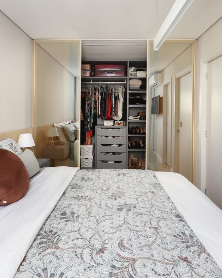 Quarto com closet: 10 modelos que aliam praticidade e requinte 1 Imagem de um quarto com closet 6