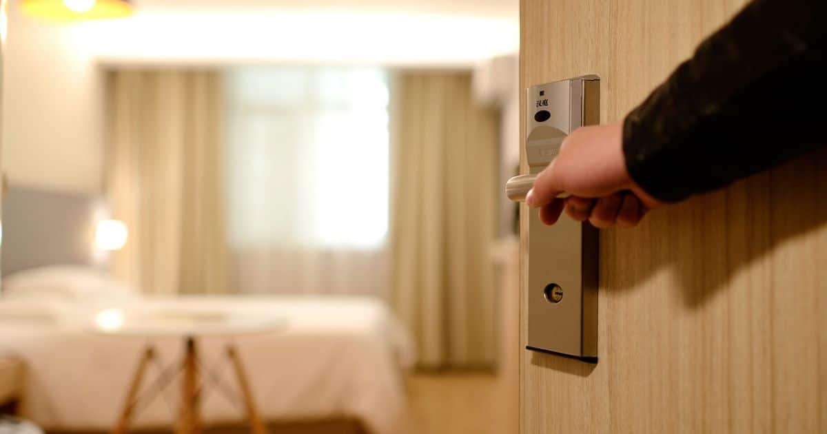 6 passos simples para transformar seu quarto em um hotel luxuoso. 1 6 passos simples para transformar seu quarto em um hotel luxuoso.