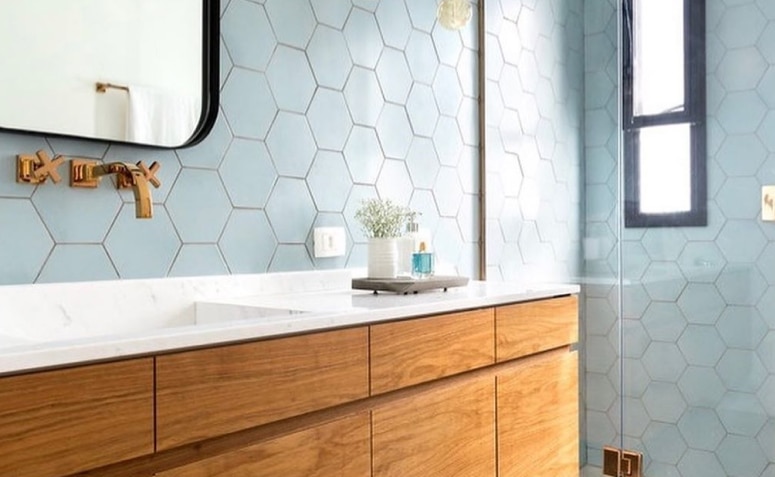 Revestimento hexagonal: 40 ideias para usar essa tendência geométrica 3 Revestimento cimentício: modelos elegantes para sua decoração.