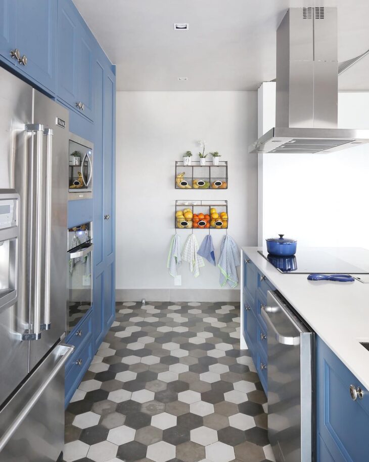 Revestimento hexagonal: 40 ideias para usar essa tendência geométrica 2 Decoração vintage com revestimento hexagonal.
