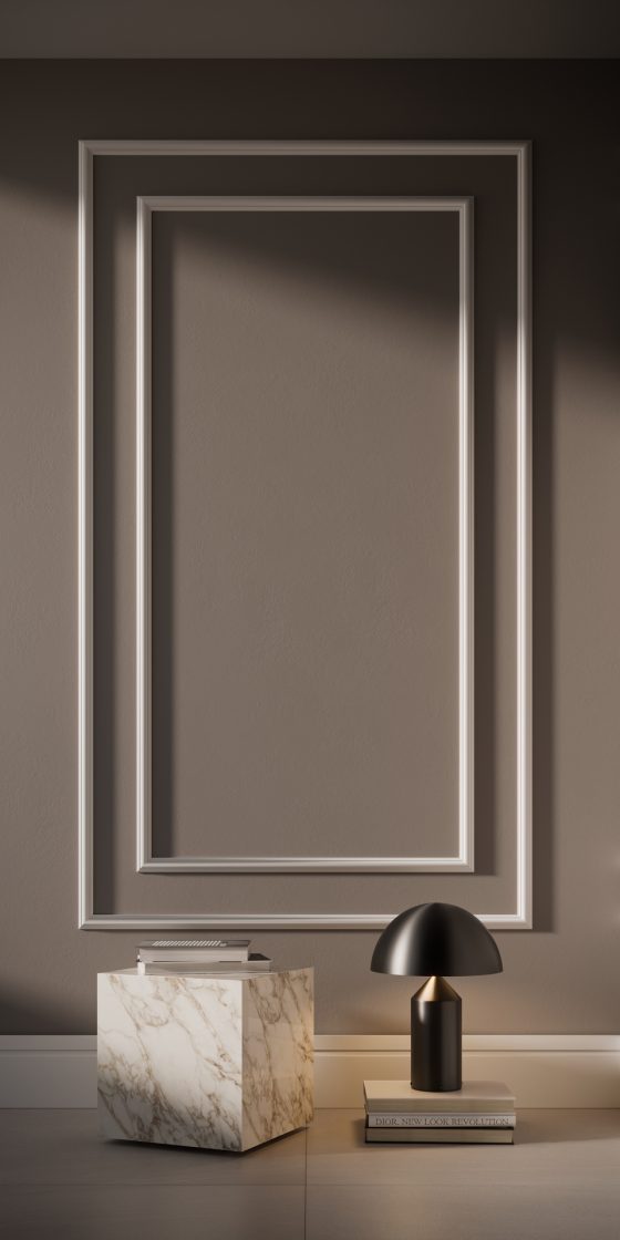 Rodapé de poliestireno: vantagens e aplicações para sua casa 9 Ambiente com parede cinza e boiseries em branco. No piso, há uma mesinha com revestimento em mármore e um abajur em cima de uma pilha de livros.