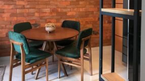 10 Inspirações de Tapete Redondo para Sala e Como Usá-los na Decoração 7 Imagem de uma sala de jantar moderna.