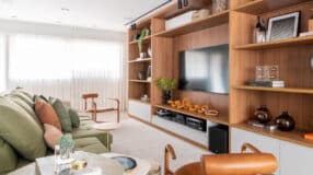 10 Modelos de rack para sala grande que preenchem o espaço com elegância 9 Ilustração de um rack em uma sala