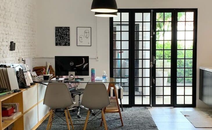 10 Ideias para Decorar uma Sala Estilo Industrial 1 Imagem de uma sala estilo industrial misturando madeira e metal.