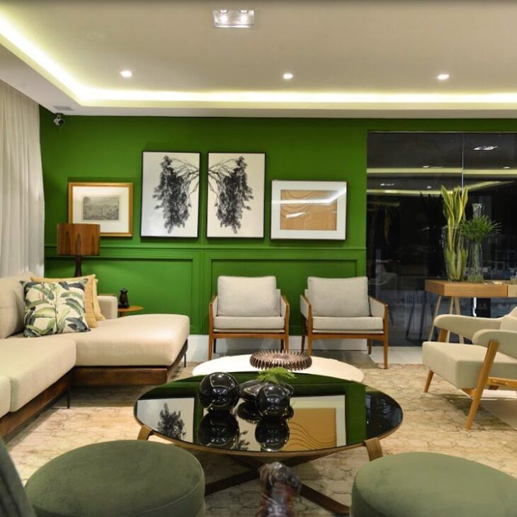 Sanca aberta: 10 ideias para transformar seu espaço com elegância. 9 A sanca aberta é um acabamento que funciona como uma moldura que percorre uma parte da parede ou todo o perímetro do ambiente.