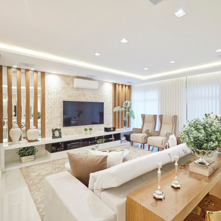 Sanca aberta: 10 ideias para transformar seu espaço com elegância. 10 Ela tem uma abertura lateral que pode ser equipada com um sistema de iluminação e criar um belo efeito de luz indireta no ambiente.