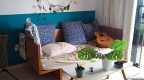 10 Ideias Incríveis para Decorar com Mesas de Carretel 9 Uma mesa de carretel é uma opção popular devido à sua facilidade de transformação.