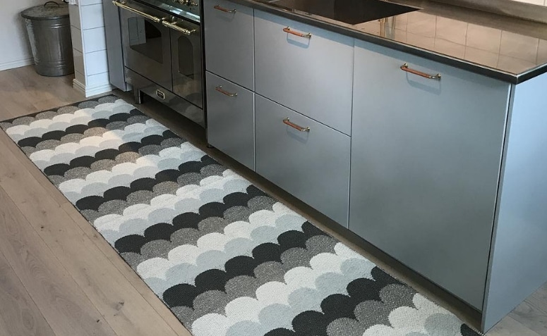 Tapete para cozinha: onde comprar e 10 modelos para inspirar 3 Modelo de tapete para cozinha que oferece um ar de descontração ao ambiente.