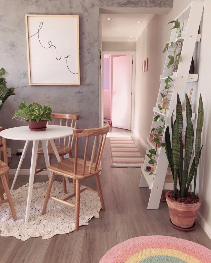 10 Inspirações de Tapete Redondo para Sala e Como Usá-los na Decoração 1 Imagem de um tapete redondo para sala.