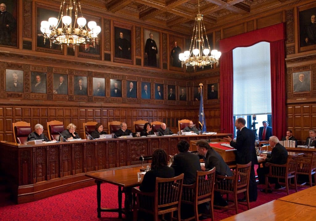 Imagem de tribunal refletindo a importância dos contratos.