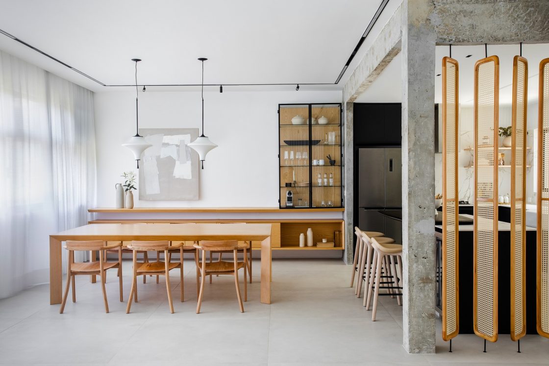 Como limpar porcelanato corretamente e conservá-lo por 10 vezes mais tempo 9 Usar o produto errado para limpar porcelanato pode danificar a superfície de forma irreversível (Projeto: Natalia Lemos Arquitetura)