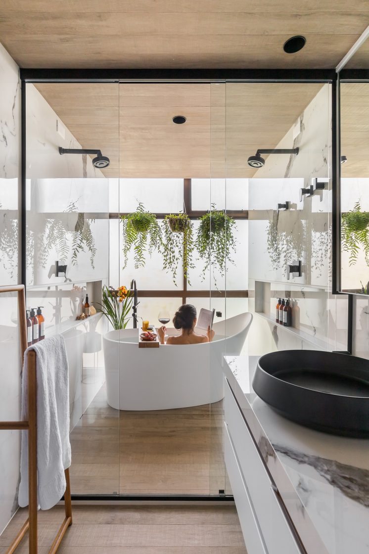 Qual o melhor porcelanato para banheiro? 5 Entre as vantagens do porcelanato para banheiro está a facilidade de limpeza e a durabilidade (Projeto: Val Monteiro / Foto: Júlia Tótoli)