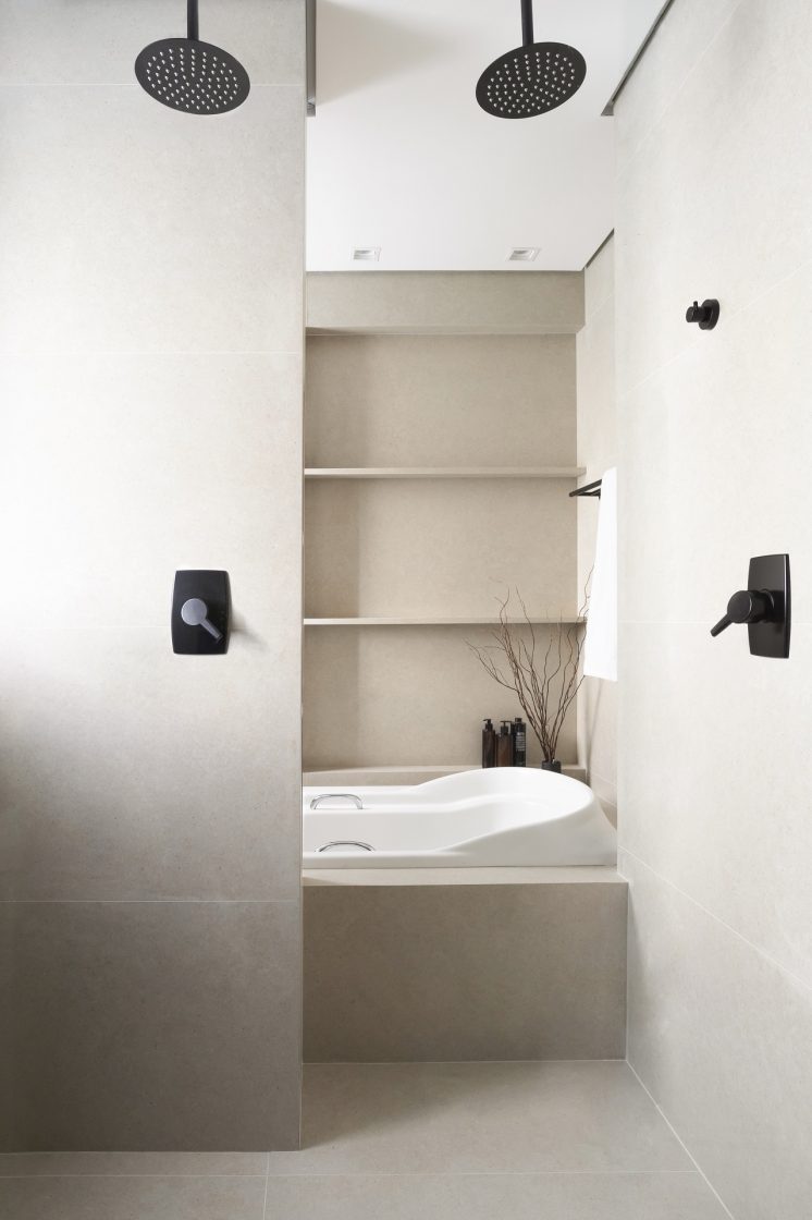 Qual o melhor porcelanato para banheiro? 9 Piso do banheiro deve ter acabamento natural. Nas paredes, é possível usar porcelanato polido (Projeto: Thabata von Söhsten / Foto: Carolina Mossin)