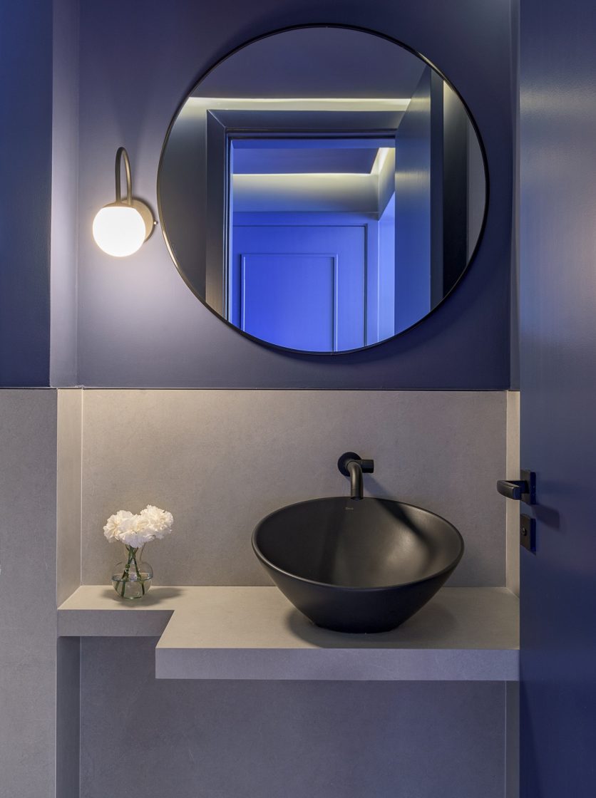 Qual o melhor porcelanato para banheiro? 2 Porcelanato para banheiro deve ter acabamento natural (Projeto: Ribas Engenharia / Foto: Luiz Franco)