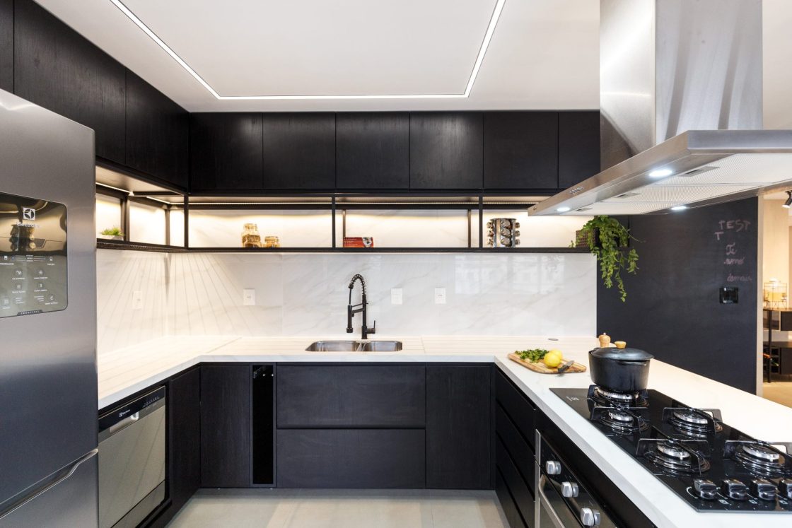 Revestimentos ideais para uma cozinha aconchegante 5 Backslash da cozinha se destacou com a elegância de um porcelanato marmorizado.