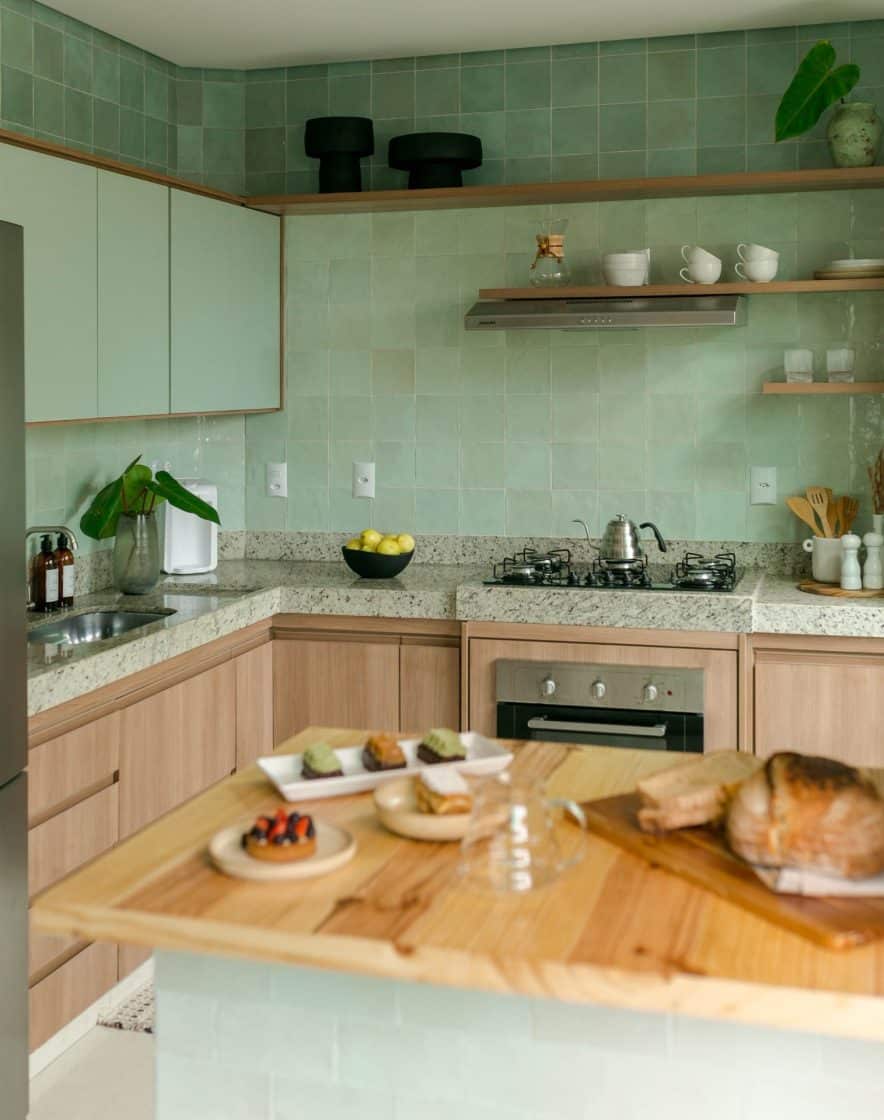 Revestimentos ideais para uma cozinha aconchegante 9 Os tons verdes da linha Gouache, da Portobello, criam um efeito destonalizado na parede da cozinha.
