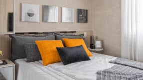10 Ideias Criativas para Cabeceiras Ripadas que Transformarão seu Quarto 9 quarto de casal pequeno decorado