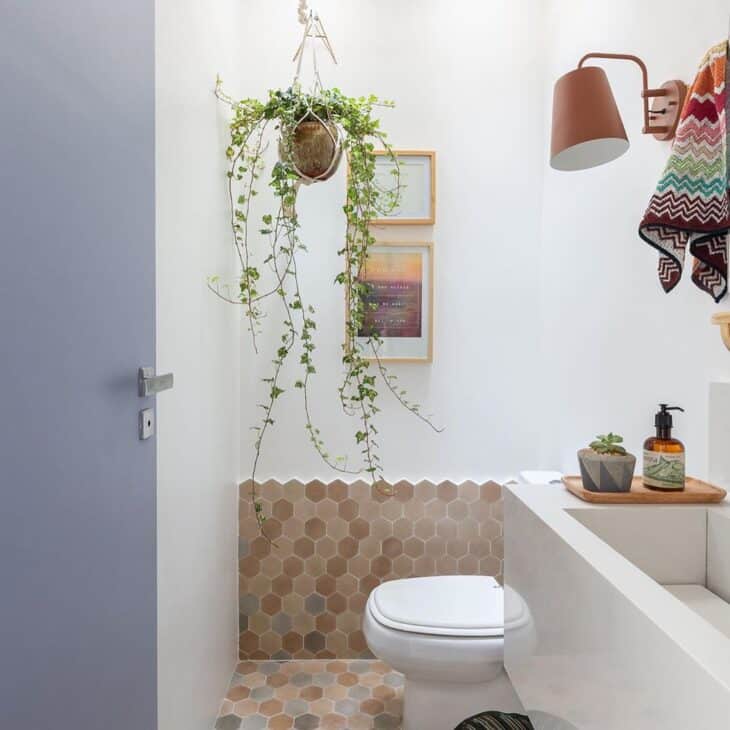 Exploração de diferentes texturas e composições na decoração.