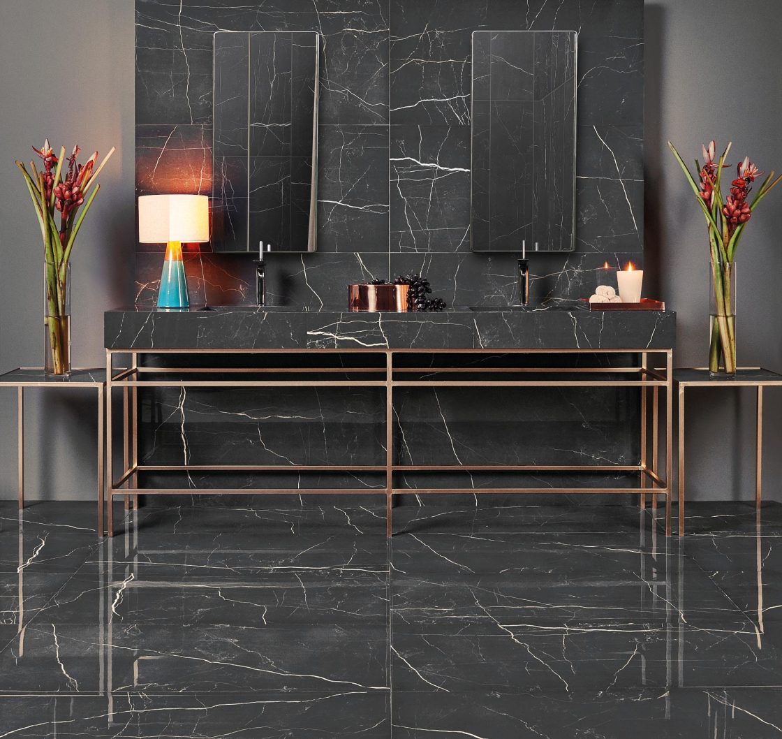 Principais dúvidas sobre bancadas de porcelanato 10 5 Bancada de banheiro executada em Nero Venato, sobre estrutura de serralheria (Projeto: Officina Portobello)