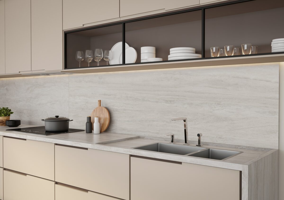 Principais dúvidas sobre bancadas de porcelanato 10 3 Bancada de cozinha executada em Travertino Navona Grigio (Projeto: Portobello)