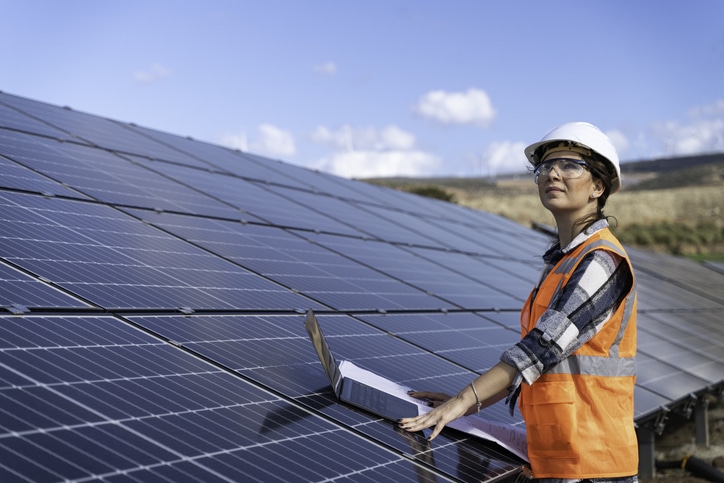 Como Realizar Projetos de Arquitetura Sustentáveis e Econômicos 5 Imagem que ilustra a adoção de sistemas de energia renovável, como os painéis solares.
