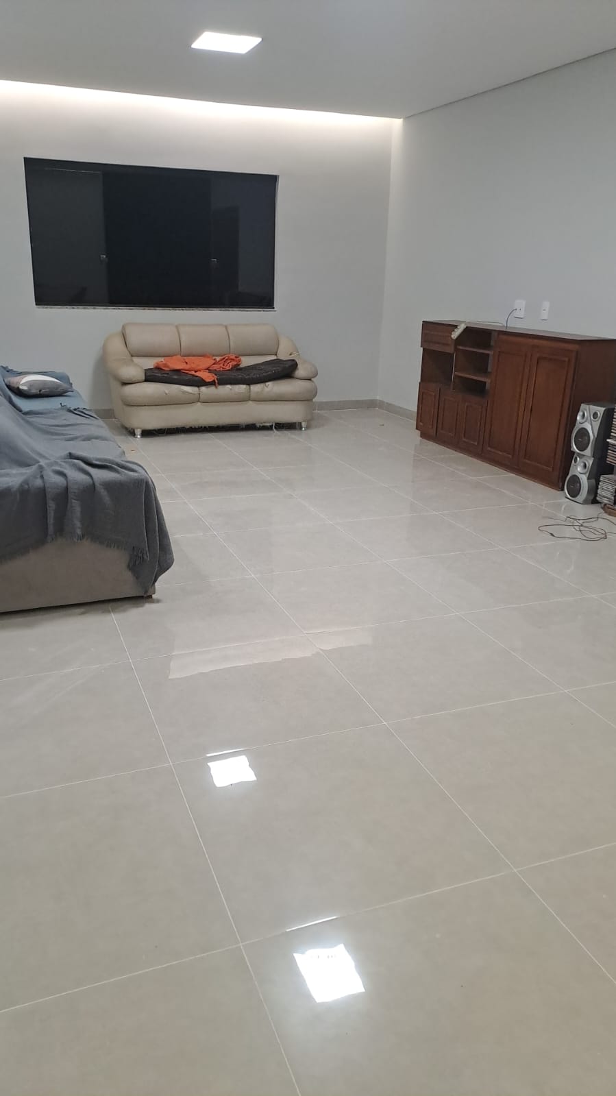 Transformando Sua Sala Grande em Dois Ambientes: Dicas para Sala de TV e Sala de Estar Transformando Sua Sala Grande em Dois Ambientes: Dicas para Sala de TV e Sala de Estar