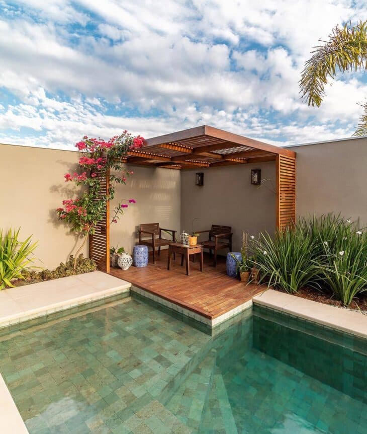 10 Projetos de Área de Lazer Pequena para Aproveitar Cada Centímetro 5 Ambiente otimizado e agradável para relaxar.