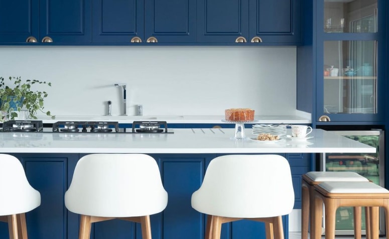 Azul Royal: 10 Ideias Elegantes para Usar Esse Tom Inspirador 1 O azul royal traz mais charme para sua casa.