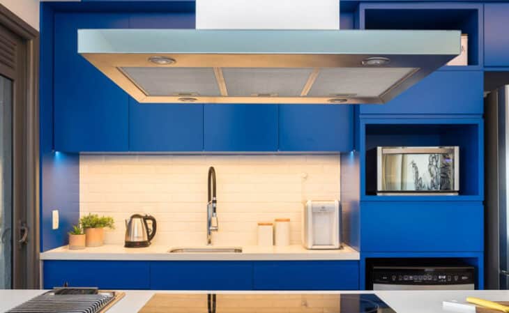 Azul Royal: 10 Ideias Elegantes para Usar Esse Tom Inspirador 5 O azul royal transmite firmeza, inteligência e poder.