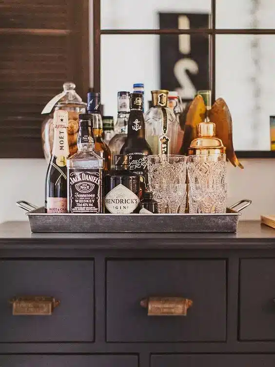 Bar em casa com bandeja para organizar.